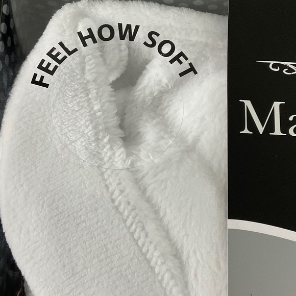 Mayfair Ladies 2-Piece Bathrobe Set with Plush Robe & Socks One Size New in Box - Picture 8 of 9